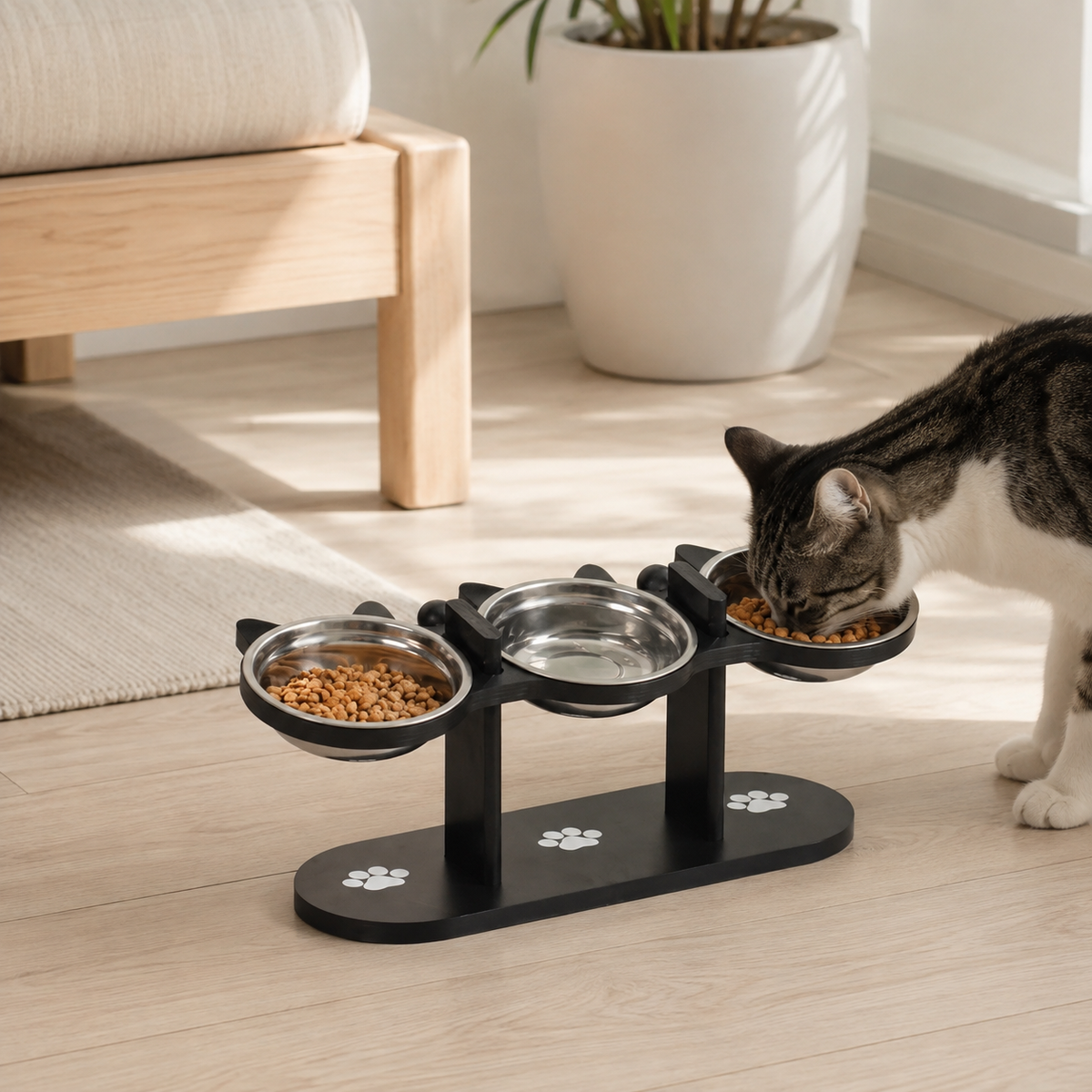 3-fach Futternapfständer in minimalistischer Wohnkulisse
